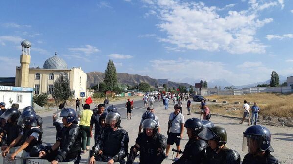 Polícia e habitantes locais do povoado de Koy-Tash, no Quirquistão, onde os apoiadores do ex-presidente Almazbek Atambaev repeliram a tentativa das Forças Especiais de deter o político - Sputnik Brasil