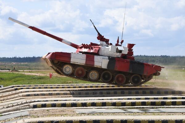 Tanque T-80 da equipe do Exército russo atravessando um obstáculo em uma competição individual entre equipas femininas no concurso Biatlo de Tanques, inserido nos V Jogos Internacionais do Exército 2019, no parque Patriot - Sputnik Brasil