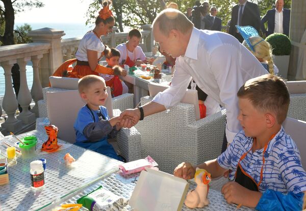 Presidente russo, Vladimir Putin, durante o encontro em Sochi com crianças cujas famílias foram afetadas pelas inundações na região de Irkutsk - Sputnik Brasil