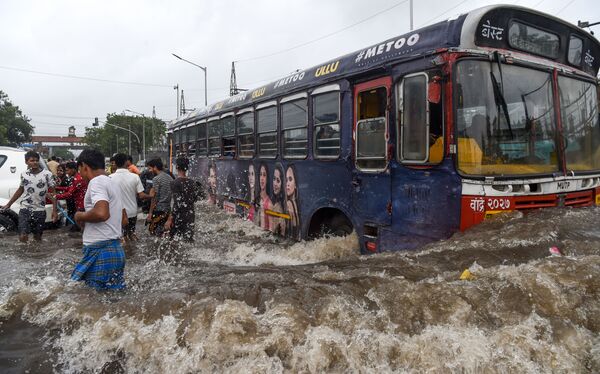 Ônibus em uma rua inundada após fortes chuvas em Mumbai, na Índia - Sputnik Brasil
