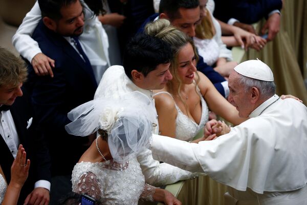 Papa Francisco saúda os fiéis na Sala Paulo VI, no Vaticano
 - Sputnik Brasil