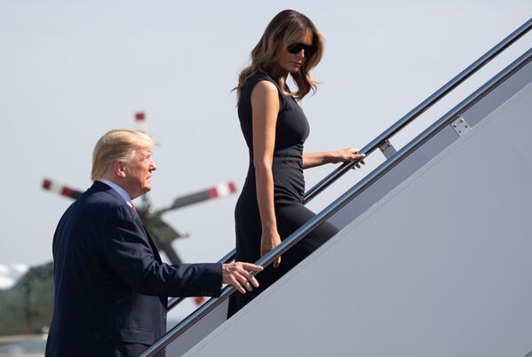 Presidente dos EUA Donald Trump e a primeira-dama Melania Trump sobem ao avião presidencial, no Texas - Sputnik Brasil