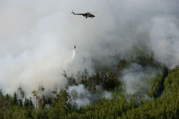 Helicóptero Mi-8 apagando fogos florestais na Sibéria
 - Sputnik Brasil