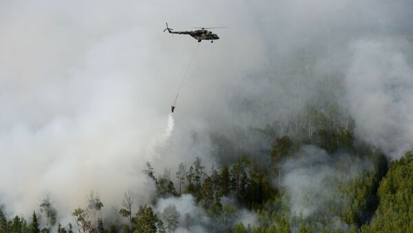 Helicóptero Mi-8 apagando fogos florestais na Sibéria - Sputnik Brasil