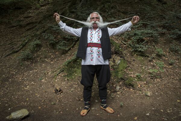 Zoran Lazarevic, de 70 anos, no concurso de bigodes mais compridos da Sérvia
 - Sputnik Brasil