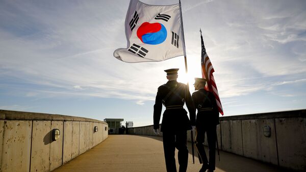 Guarda de honra com bandeiras dos EUA e da Coreia do Sul - Sputnik Brasil