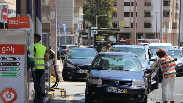 Motoristas fazem fila em postos de gasolina em Portugal com medo de possível greve de caminhoneiros - Sputnik Brasil