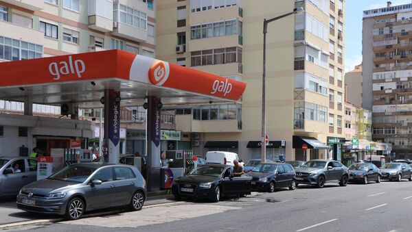 Motoristas aguardam em fila para abastecer em posto de gasolina em meio a possível greve de caminhoneiros - Sputnik Brasil