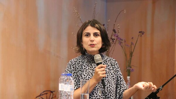 Manuela d'Ávila falando em um debate sobre o cenário político brasileiro em Lisboa - Sputnik Brasil