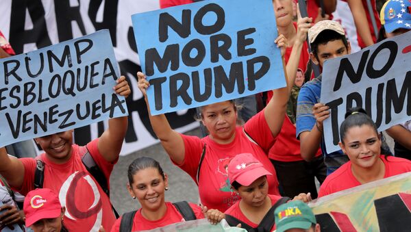 Apoiadores do governo da Venezuela durante manifestação com cartazes contra o presidente dos EUA Donald Trump em Caracas, na Venezuela - Sputnik Brasil