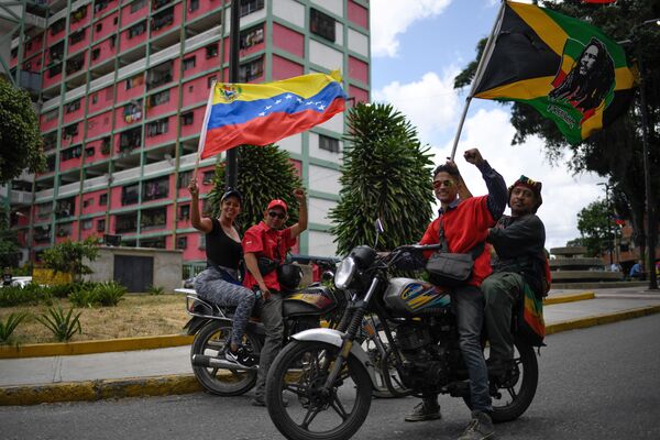 Apoiadores do governo do presidente da Venezuela, Nicolás Maduro, durante a manifestação contra o bloqueio econômico imposto pelos EUA, em Caracas - Sputnik Brasil