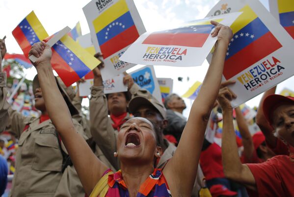 Apoiadores do governo venezuelano durante o protesto contra as sanções econômicas dos EUA, em Caracas - Sputnik Brasil