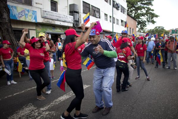 Apoiadores do governo de Maduro dançam durante a manifestação contra o bloqueio econômico imposto pelos EUA - Sputnik Brasil