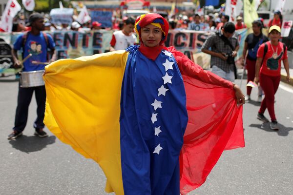 Apoiadores do governo do presidente da Venezuela, Nicolás Maduro, durante o protesto contra o bloqueio econômico imposto pelos EUA, em Caracas - Sputnik Brasil
