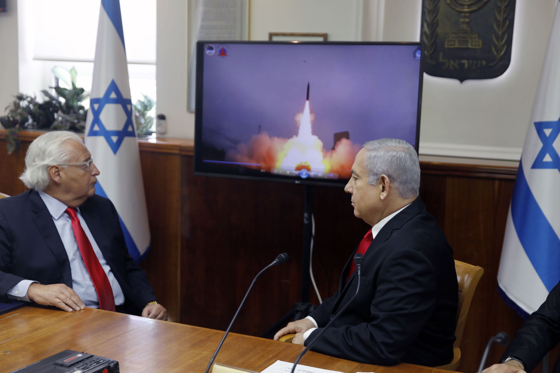 Benjamin Netanyahu e David Friedman assistem ao teste de míssil Arrow 3 - Sputnik Brasil, 1920, 17.11.2023