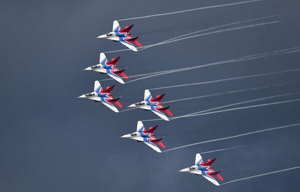 Caças MiG-29 realizam manobras durante concurso militar
 - Sputnik Brasil