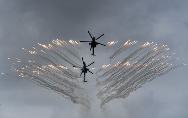 Helicópteros Mi-28N Caçador Noturno se apresentam em concurso militar
 - Sputnik Brasil