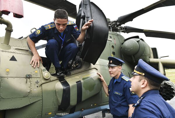 Militares russos reunidos em torno de helicóptero no concurso militar Aviadarts
 - Sputnik Brasil