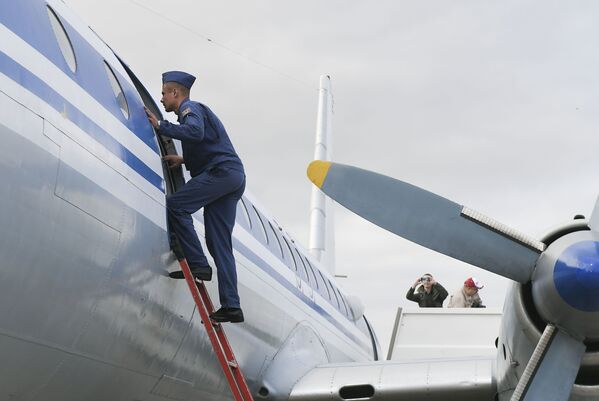 Militar ao lado da aeronave de patrulha marítima Il-38
 - Sputnik Brasil