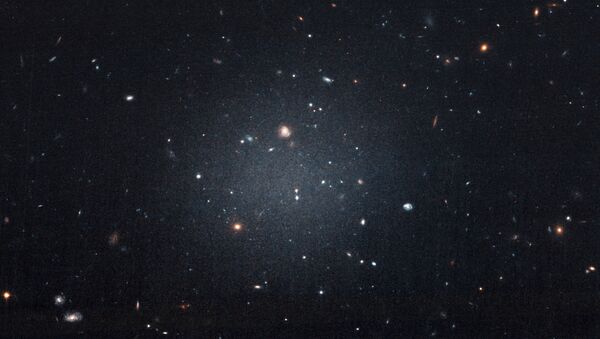 Imagem da galáxia NGC 1052-DF2, capturada pelo telescópio espacial Hubble da NASA - Sputnik Brasil