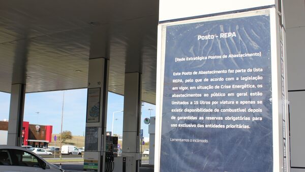 Aviso em posto de combustíveis em Lisboa, Portugal - Sputnik Brasil