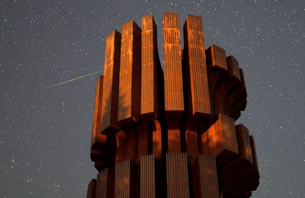 Chuva de meteoros Perseidas sobre o monumento da revolução nas montanhas de Kozara, em Bósnia e Herzegovina  - Sputnik Brasil