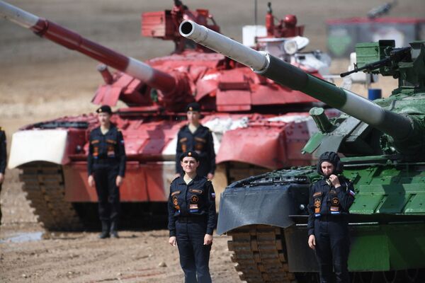 Tripulações dos tanques T-80 da equipe do Exército da Rússia na linha de chegada da Corrida Individual das tripulações femininas do Biatlo de Tanques na 5ª edição dos Jogos Militares Internacionais 2019 - Sputnik Brasil