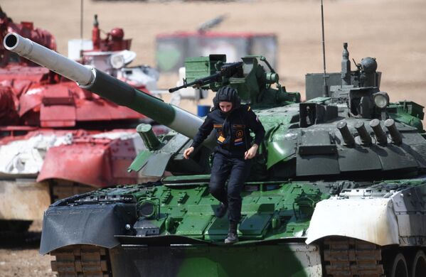 Membro da tripulação do tanque T-80 da equipe da Rússia na linha de chegada da Corrida Individual das tripulações femininas da 5ª edição dos Jogos Militares Internacionais - Sputnik Brasil