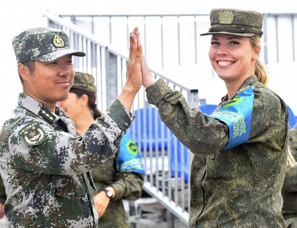 Soldado chinês e soldada russa durante a semifinal do concurso Fórmula de Engenharia, no polígono Andreevsky, na região de Tyumen - Sputnik Brasil