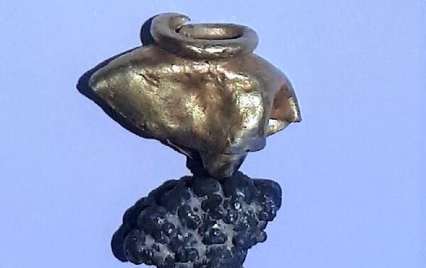 Joia de ouro e prata encontrada durante escavação em Israel - Sputnik Brasil