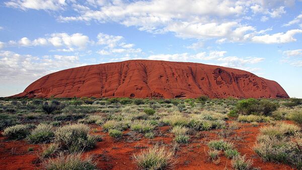 Uluru (Ayers Rock) monólito situado no norte da área central da Austrália - Sputnik Brasil