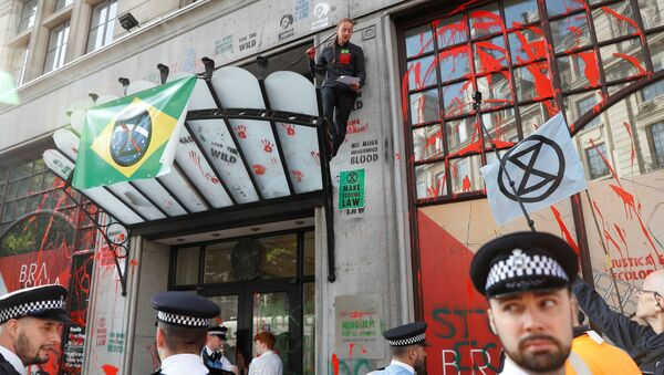 Embaixada brasileira em Londres sofre protestos contra política ambiental do país - Sputnik Brasil