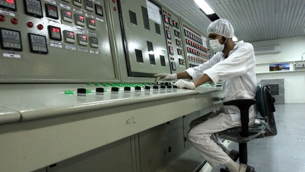 Técnico iraniano trabalhando em instalação do programa nuclear iraniano (foto de arquivo) - Sputnik Brasil