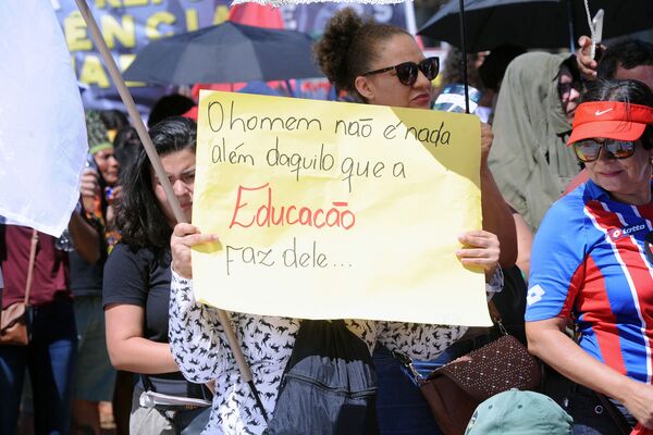Manifestação em defesa da educação pública em Brasília, capital federal - Sputnik Brasil