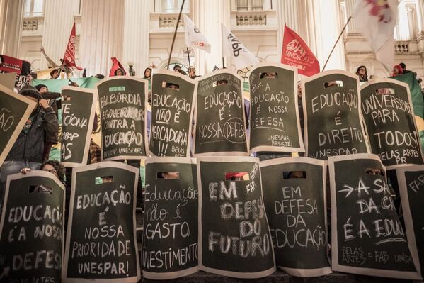 Estudantes e trabalhadores protestam em Curitiba contra a reforma da previdência e os cortes na educação - Sputnik Brasil