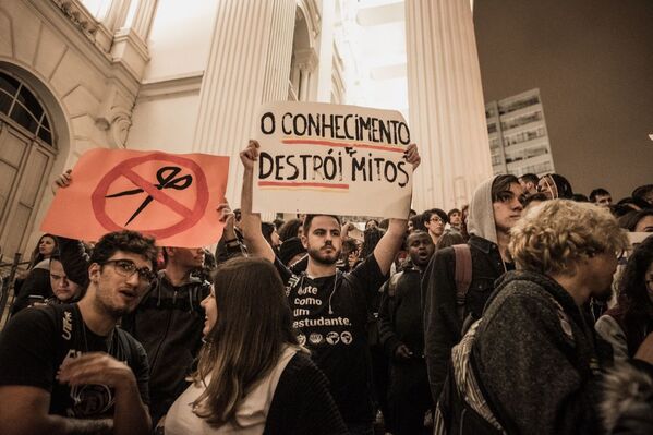 Protesto contra a reforma da previdência e cortes na educação em Curitiba, capital paranaense - Sputnik Brasil