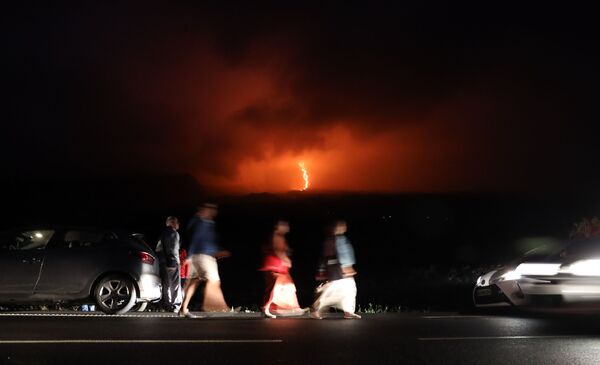 Pessoas caminham observando a erupção do vulcão Piton de la Fournaise na ilha de Reunião, no oceano Índico, 13 de agosto de 2019 - Sputnik Brasil