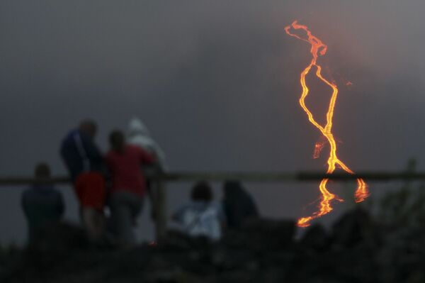 Pessoas observam a lava descendo do vulcão Piton de la Fournaise, na ilha de Reunião, 13 de agosto de 2019 - Sputnik Brasil