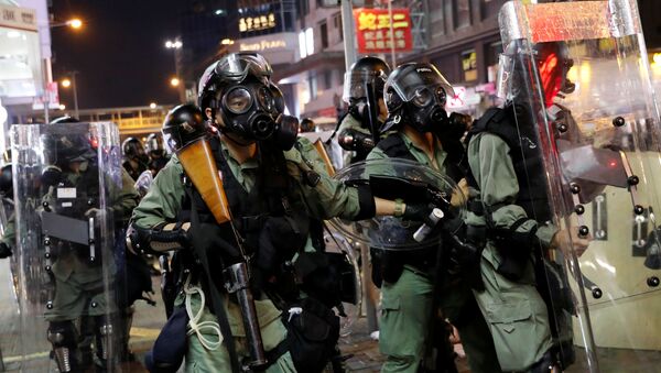  Policiais avançam em direção a manifestantes em Hong Kong, China - Sputnik Brasil