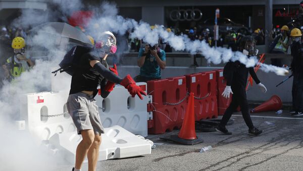 Manifestantes  repelem tubos de gás lacrimogênito durante protestos em Hong Kong - Sputnik Brasil