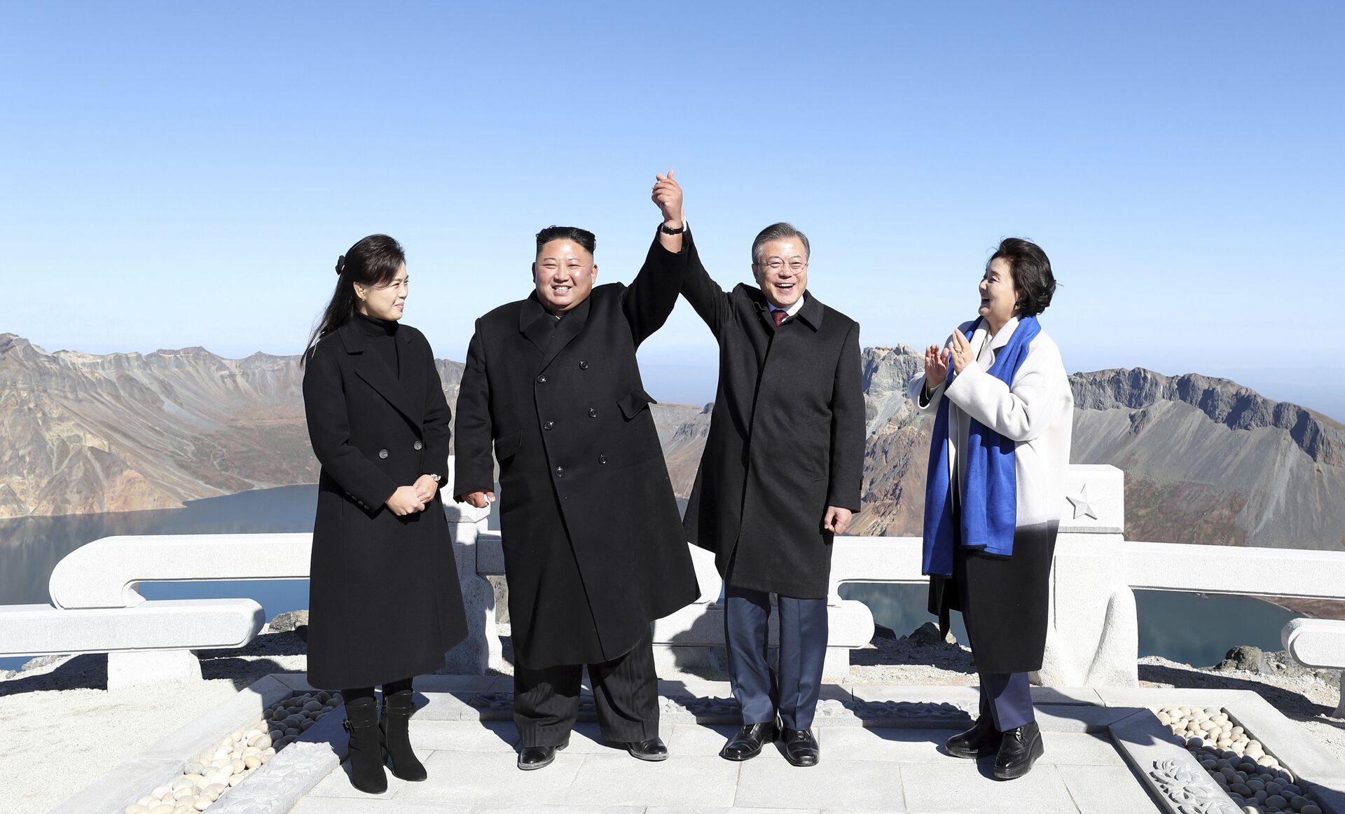 Líderes coreanos e suas esposas no monte Paektu, Coreia do Norte - Sputnik Brasil, 1920, 22.04.2022