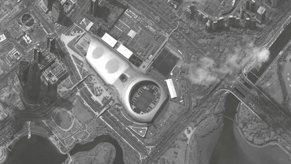 Imagem de satélite mostra mais de 500 veículos militares chineses em um estádio de futebol cerca da fronteira com Hong Kong - Sputnik Brasil