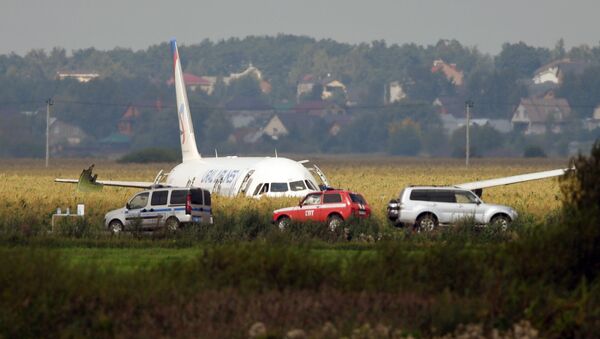 Avião Airbus A321 da companhia aérea Ural Airlines que fez um pouso forçado em uma plantação de milho, região de Moscou - Sputnik Brasil