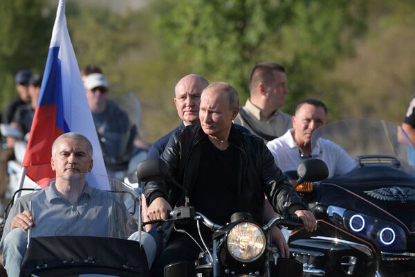 Presidente da Rússia Vladimir Putin no show de motos Sombra da Babilônia, organizado pelo clube Lobos Noturnos em Sevastopol, Crimeia - Sputnik Brasil