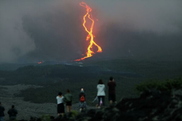 Pessoas olhando a erupção do vulcão Piton de la Fournaise na ilha francesa de Reunião - Sputnik Brasil