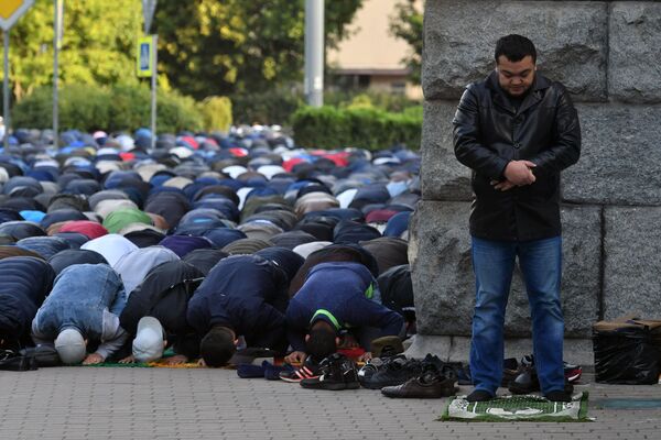 Crentes em serviço religioso no decorrer do festival muçulmano da Festa do Sacrifício, em São Petersburgo - Sputnik Brasil