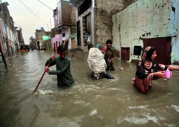 Rua da cidade de Karachi, no Paquistão, submersa após as chuvas de monção - Sputnik Brasil