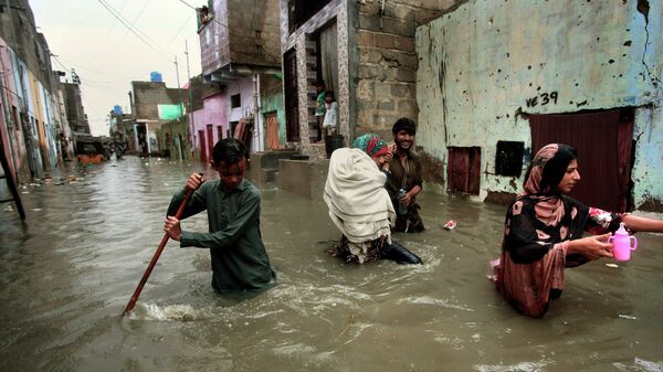 Rua da cidade de Karachi, no Paquistão, submersa após chuvas de monção - Sputnik Brasil