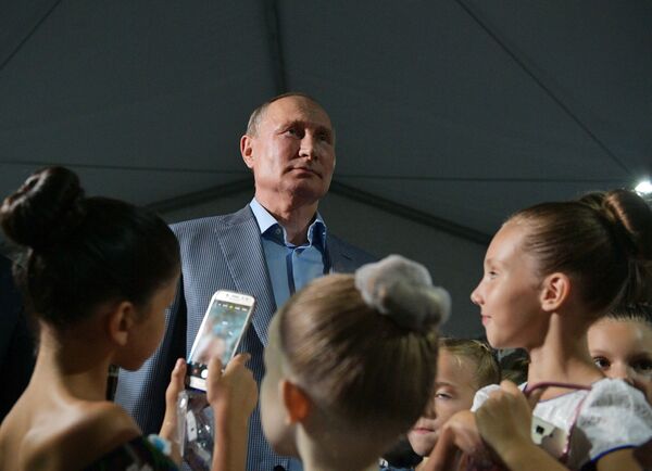 O presidente da Rússia Vladimir Putin durante um encontro com crianças na abertura do festival da ópera e ballet Quersoneso - Sputnik Brasil