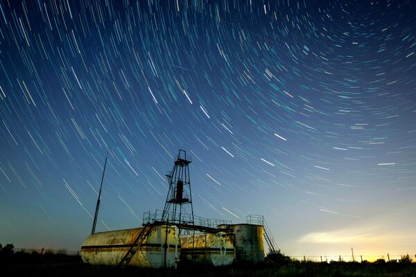 Céu noturno durante a chuva de meteoros Perseidas na região de Krasnodar, sul da Rússia - Sputnik Brasil